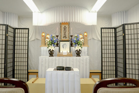 周南市葬儀式場「こもれび」の祭壇2